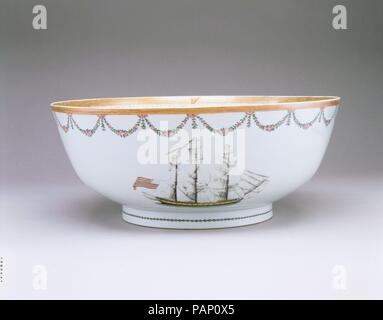 Punch Bowl. Cultura: cinese, per il mercato americano. Dimensioni: H. 6 1/4 in. (15,9 cm); Diam. 15 1/2 in. (39,4 cm). Data: ca. 1790. Museo: Metropolitan Museum of Art di New York, Stati Uniti d'America. Foto Stock