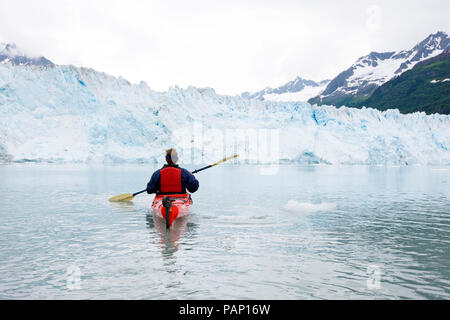Stati Uniti d'America, Alaska, Valdez, uomo in canoa sul lago glaciale Foto Stock