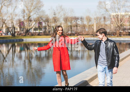 La Russia, Mosca, giovane dating e divertirsi al parco, giovane donna tenendo la mano Foto Stock