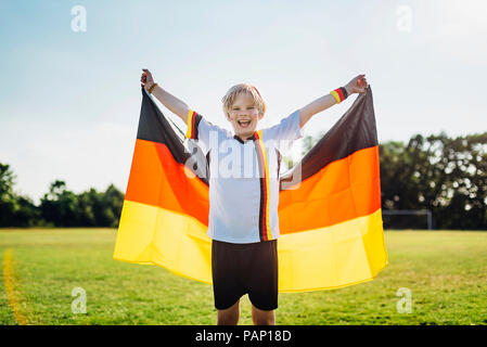 Ragazzo, entusiasta per la coppa del mondo di calcio, sventola bandiera tedesca Foto Stock