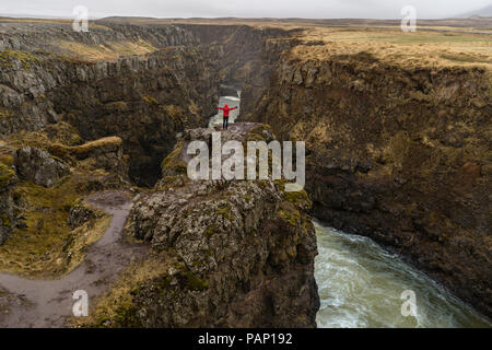 In Islanda, a nord di Islanda, escursionista cercando di canyon Foto Stock