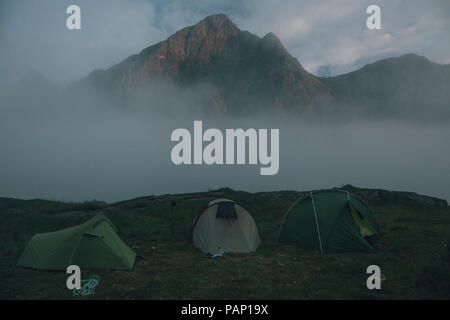 Norvegia Lofoten, Moskenesoy, Horseid Beach con il camp in montagna Kamman Foto Stock