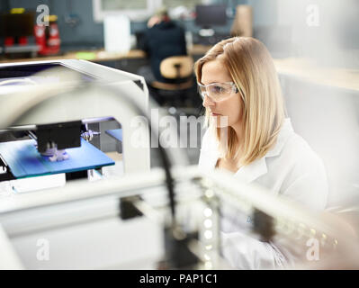 Femmina di controllo tecnico stampante 3D Foto Stock