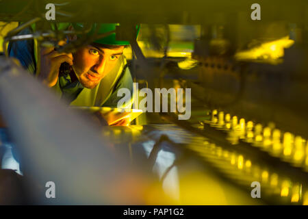 Ingegnere in impianti industriali macchine di ispezione Foto Stock