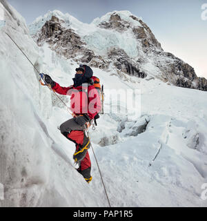 Il Nepal, Solo Khumbu, Everest, Sagamartha National Park, alpinista arrampicata su cascate di ghiaccio Foto Stock