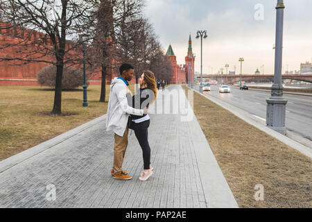 La Russia, Mosca, multirazziale giovane nella città Foto Stock