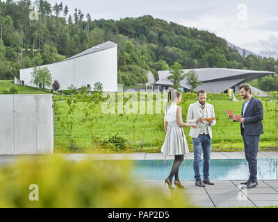 I colleghi fuori discussione schede di file Foto Stock