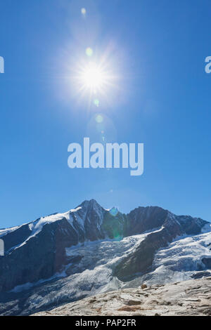 L'Austria, in Carinzia Grossglockner picco, galcier contro il sole, Alti Tauri Parco Nazionale Foto Stock