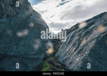 Norvegia Lofoten, Moskenesoy, giovane escursioni in montagna Foto Stock