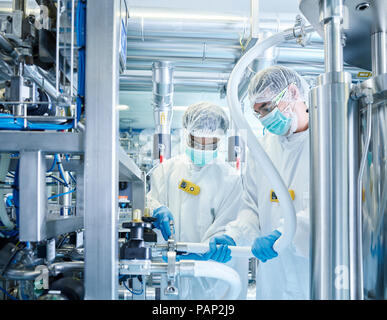 Laboratorio chimico tecnici tubo flessibile di raccordo Foto Stock