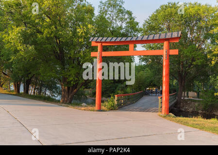 Penticton, British Columbia, Canada - Luglio 18, 2018: ingresso ad arco e il ponte sul torrente Penticton conduce a Ikeda Giardino giapponese, una famosa città Foto Stock