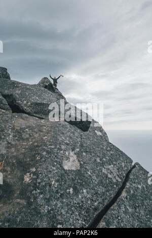 Norvegia Lofoten, Moskenesoy, giovane sventolare da Hermannsdalstinden Foto Stock