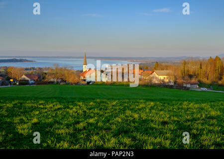 In Germania, in Baviera, Baviera, Chiemgau, Hittenkirchen con San Bartolomeo è la Chiesa, il Lago Chiemsee Foto Stock