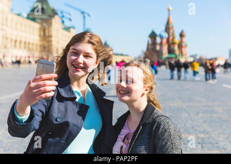 La Russia, Mosca, due ragazze adolescenti prendendo un selfie sulla Piazza Rossa in città Foto Stock