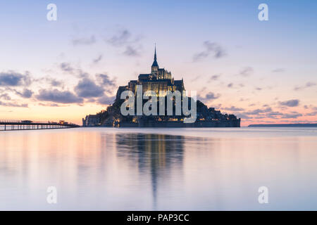 Francia, Normandia, vista illumina di Mont Saint Michel di sera Foto Stock