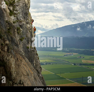 Austria, Tirolo, due arrampicatori in Martinswand Foto Stock