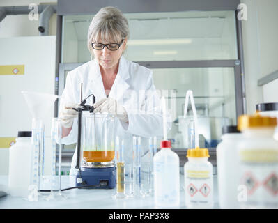 Farmacia femmina lavorando nel laboratorio chimico Foto Stock