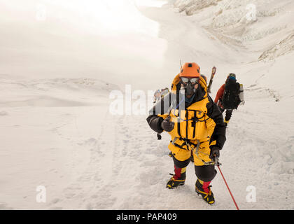 Il Nepal, Solo Khumbu, Everest, Sagamartha National Park, una cordata team ascendente, indossano maschere di ossigeno Foto Stock