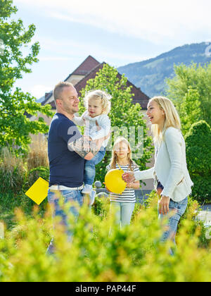 Austria, Wattens, famiglia felice giocando insieme in un parco Foto Stock