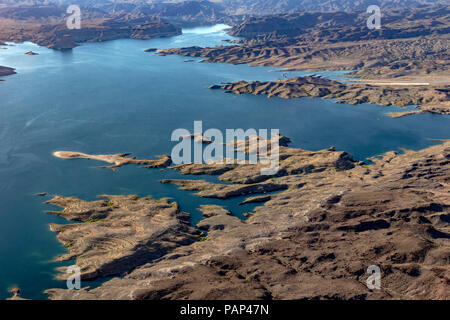 Il lago e la scena del deserto, Arizona, confine del Nevada, Stati Uniti d'America, Martedì, 29 maggio 2018. Foto Stock