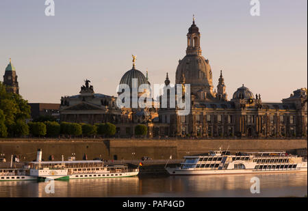 Germania, Dresda, Bruehl la terrazza con Accademia di Belle Arti e la chiesa di Nostra Signora al tramonto Foto Stock