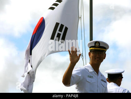 Un Sud marina Coreana petty officer. Una repubblica di Corea sailor, a bordo del Cacciatorpediniere ROKS Munmu grande (DDH 976), onde ai curiosi pier lato poco dopo la nave, lungo con ROKS Yang Manchoon (DDH 973), è arrivato alla stazione navale Pearl Harbor, Hawaii, 24 giugno 2008, durante il cerchio del Pacifico (RIMPAC) 2008 esercizio. RIMPAC, il più grande del mondo multinazionale di esercizio, è prevista a scadenza biennale da parte del governo degli STATI UNITI Flotta del pacifico. I partecipanti inclusi gli Stati Uniti, Australia, Canada, Cile, Giappone, Paesi Bassi, Perù, Repubblica di Corea, di Singapore e del Regno Unito. Questo anno Foto Stock