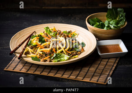 Asian macinato con insalata di maccheroni, zenzero, peperoncino, aglio, carota, cipolline, soia Salsa di limone Foto Stock