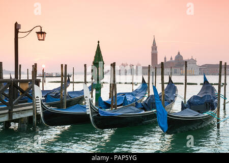 L'Italia, Venezia, gondole di fronte a San Giorgio Maggiore Foto Stock