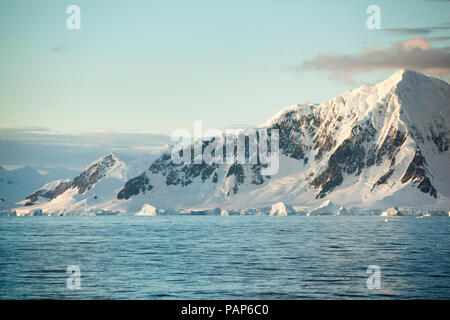 Antartico, Penisola Antartica, montagne coperte di neve con ghiaccio e ghiacciaio in mattinata Foto Stock