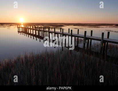 Stati Uniti d'America, Virginia, veduta aerea della Virginia costa Riserva, pier al tramonto Foto Stock
