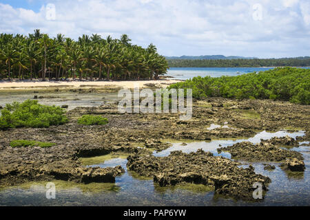 Rocky pozze di marea a bassa marea nei pressi di Cloud 9, Filippine' famoso surf spot - Siargao Island Foto Stock