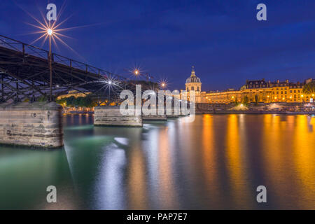 Francia, Parigi, ponte di arte di sera Foto Stock