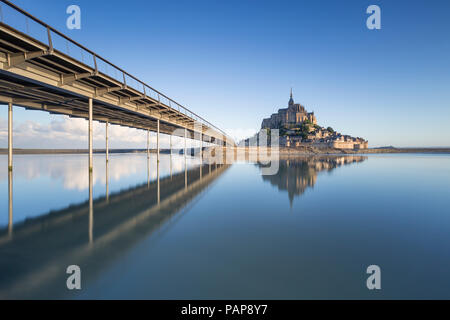 Francia, Normandia, vista illumina di Mont Saint Michel, blu ora Foto Stock