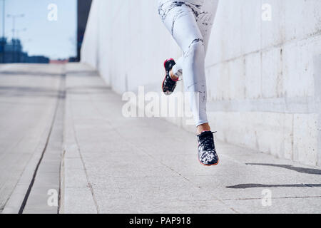 Guida femmina durante l'allenamento urbano Foto Stock