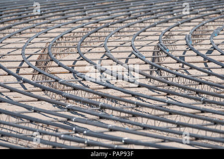 Tondi per cemento armato in acciaio per cemento armato. Primo piano di tondi per cemento armato in acciaio. Allineamento geometrico dei tondi per cemento armato sul sito in costruzione Foto Stock