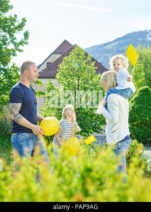 Austria, Wattens, famiglia felice giocando insieme in un parco Foto Stock