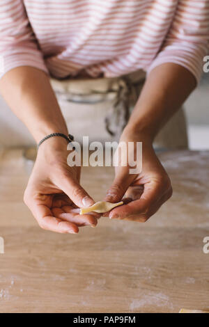 Donna preparare ravioli Foto Stock