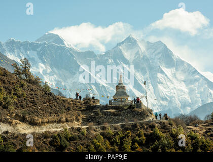 Il Nepal, Solo Khumbu, Everest, Sagamartha National Park, persone che visitano stupa Foto Stock