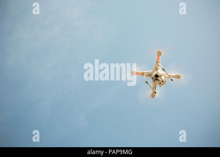 Drone volare nel cielo blu Foto Stock