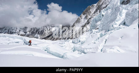 Il Nepal, Solo Khumbu, Everest, Sagamartha National Park, alpinista presso la Western Cwm Foto Stock