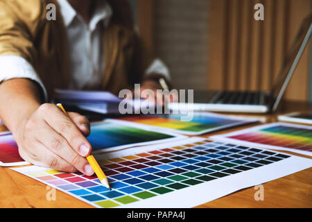 Graphic Designer scegliere i colori da bande di colore dei campioni per la progettazione .Designer grafico creatività concetto di lavoro . Foto Stock