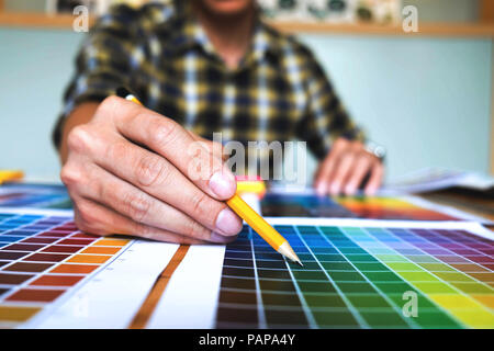 Graphic Designer scegliere i colori da bande di colore dei campioni per la progettazione .Designer grafico creatività concetto di lavoro . Foto Stock