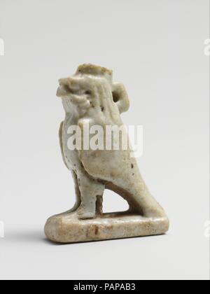 Faience amuleto di Ra Horakhty. Cultura: egiziana. Dimensioni: H.: 1 1/4 in. (3.2 cm). Data: 664-30 A.C.. Amuleti che rappresentano gli animali sono stati attribuiti a una divinità: un falco per Ra, il dio del sole, un leone per Sakhmi, la dea della guerra, una ram per Khnum e un gatto per Bast. Museo: Metropolitan Museum of Art di New York, Stati Uniti d'America. Foto Stock