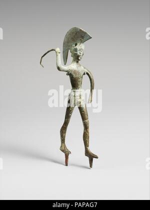 Statuetta in bronzo di un guerriero. La cultura etrusca. Dimensioni: H.: 6 11/16 in. (17 cm). Data: del V secolo A.C. Il guerriero di piccoli passi in avanti, brandendo una lancia piegata detenuto nella sua mano destra. Il suo braccio sinistro è abbassato e mantenuto accanto alla sua coscia; forse di origine, ha tenuto uno scudo nella mano sinistra. Indossa un inciso crested casco con guancia sollevata- pezzi, un pettorale e ciccioli decorata con motivi a spirale. Una linguetta si estende dal fondo di ciascun piede, indicando che la statuetta è stata originariamente montato su una tavola di legno o di base di argilla. Museo: Metropolitan Museum of Art di New York, Stati Uniti d'America. Foto Stock