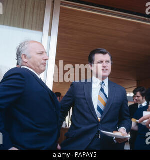 Bundesaußenminister Walter Scheel und der amerikanische Senatore Edward Ted Kennedy bei einem Besuch a Bonn, Deutschland 1971. Secreatry tedesco di Stato Walter Scheel con il senatore americano Edward Ted Kennedy in visita a Bonn, Germania 1971. Foto Stock