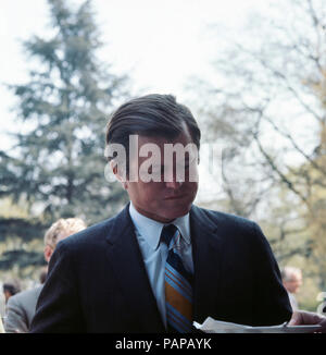 Der amerikanische Senatore Edward Ted Kennedy bei einem Besuch a Bonn, Deutschland 1971. Senatore americano Edward Ted Kennedy in visita a Bonn, Germania 1971. Foto Stock