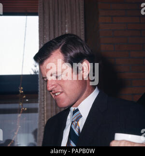 Der amerikanische Senatore Edward Ted Kennedy bei einem Besuch a Bonn, Deutschland 1971. Senatore americano Edward Ted Kennedy in visita a Bonn, Germania 1971. Foto Stock