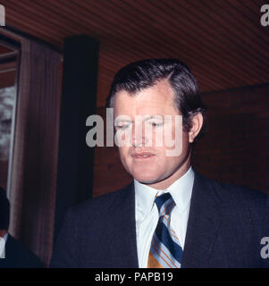 Der amerikanische Senatore Edward Ted Kennedy bei einem Besuch a Bonn, Deutschland 1971. Senatore americano Edward Ted Kennedy in visita a Bonn, Germania 1971. Foto Stock