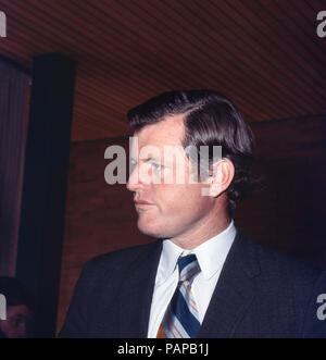 Der amerikanische Senatore Edward Ted Kennedy bei einem Besuch a Bonn, Deutschland 1971. Senatore americano Edward Ted Kennedy in visita a Bonn, Germania 1971. Foto Stock
