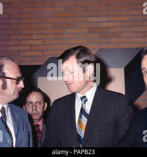 Der amerikanische Senatore Edward Ted Kennedy bei einem Besuch a Bonn, Deutschland 1971. Senatore americano Edward Ted Kennedy in visita a Bonn, Germania 1971. Foto Stock